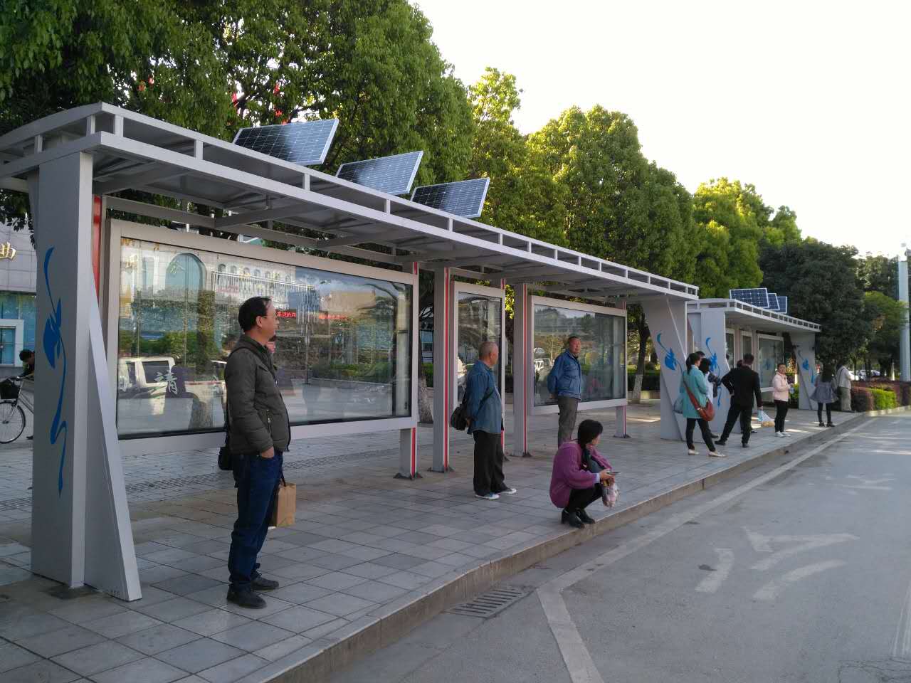 【鑫泰來候車亭】云南省曲靖市太陽能系統的公交站臺項目完工移交使用