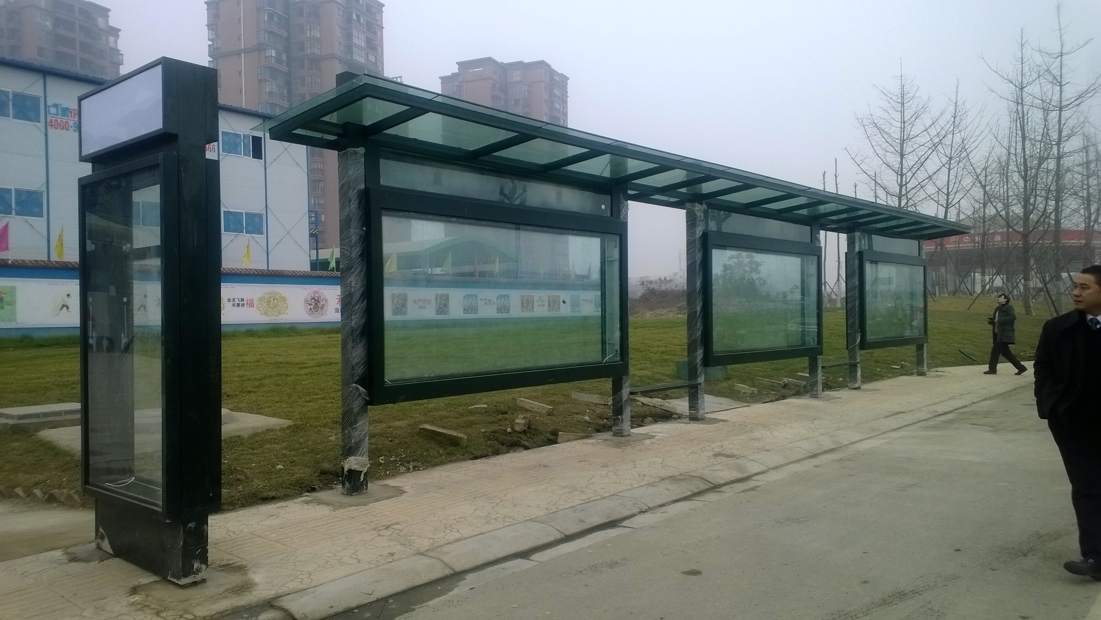 成都市新都區(qū)金屬烤漆公交站臺燈箱修建完成